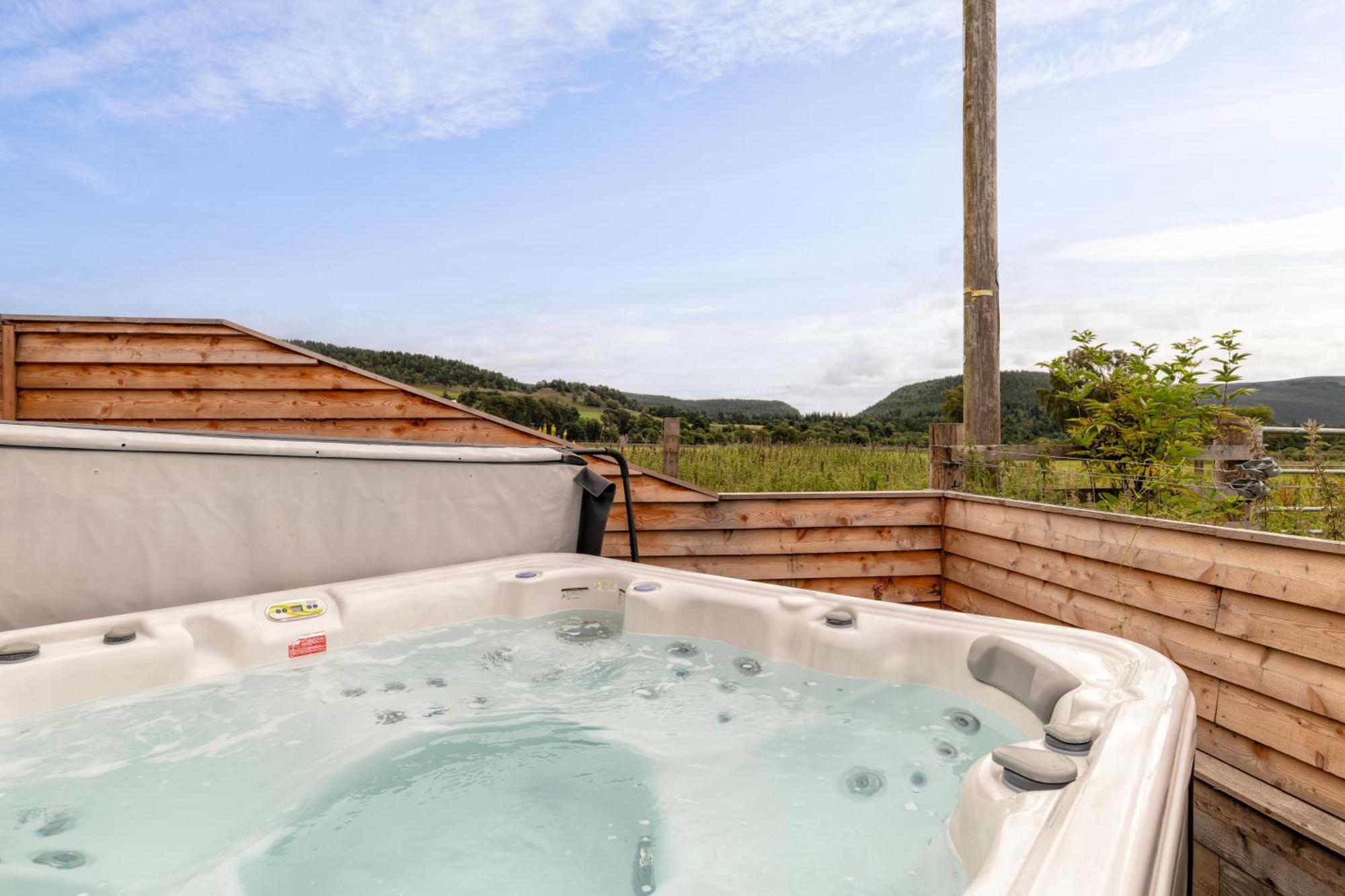 Alba - Charming Boutique Forest View Cabin With Hot Tub In Ballater Eksteriør billede