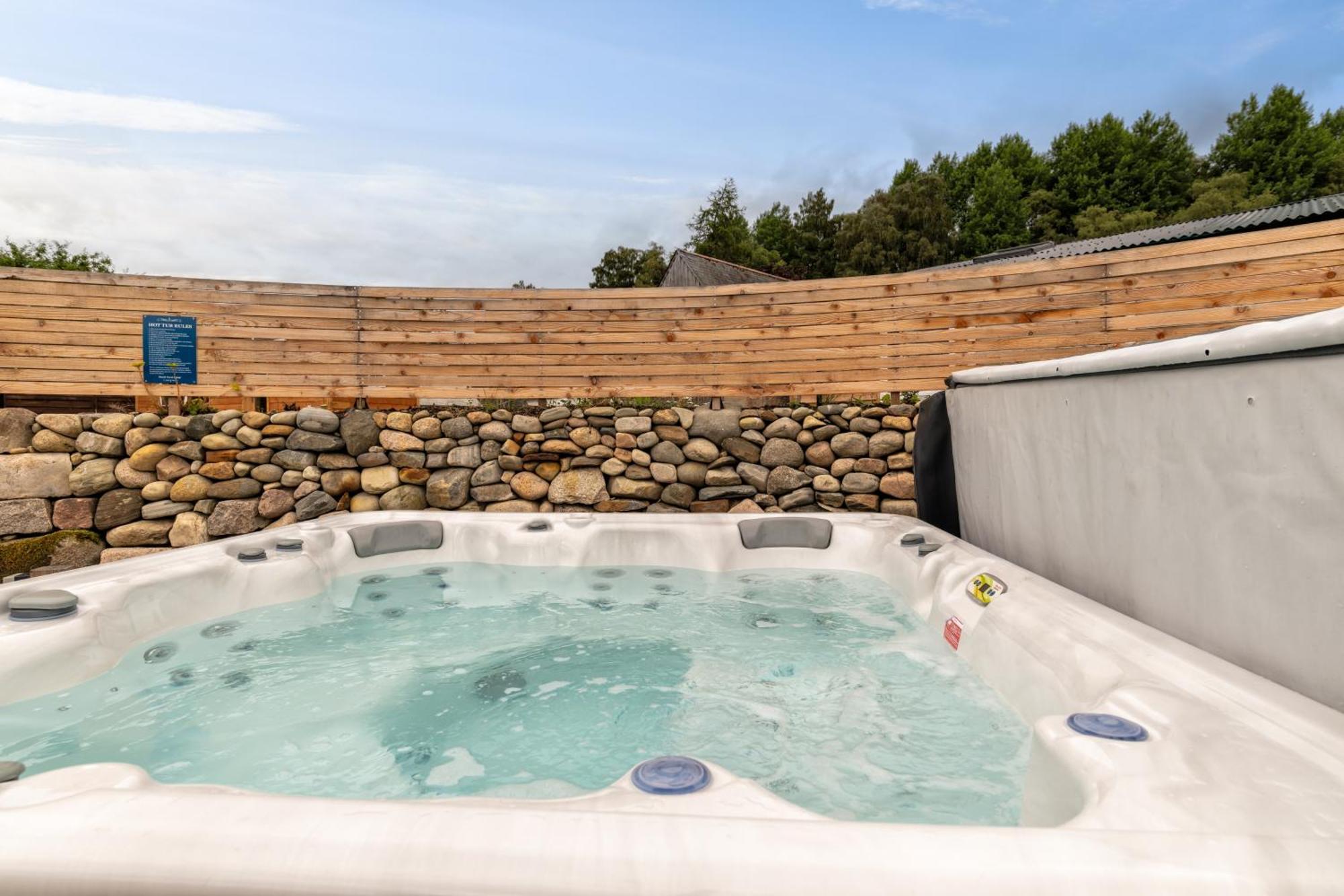 Alba - Charming Boutique Forest View Cabin With Hot Tub In Ballater Eksteriør billede