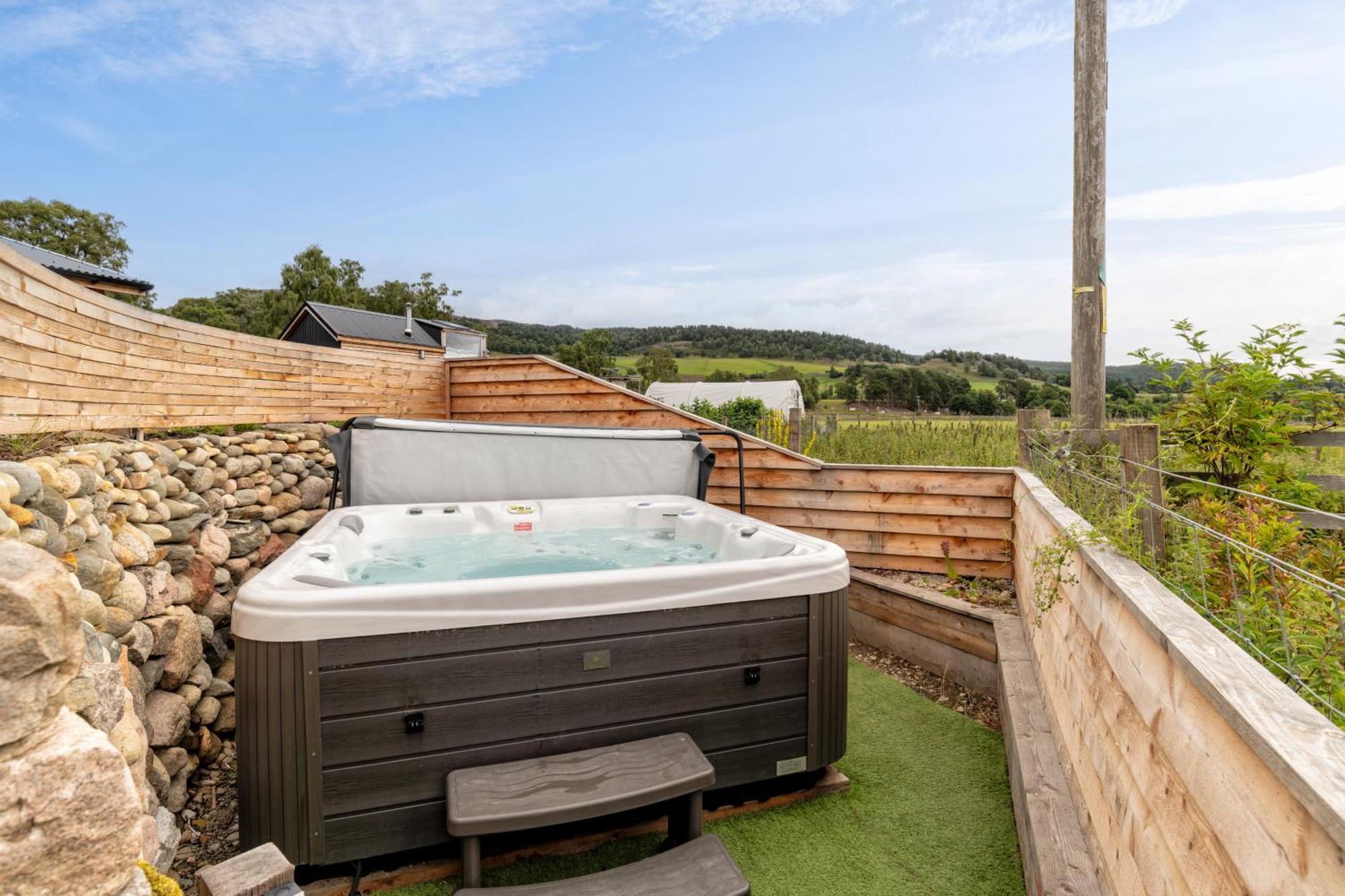Alba - Charming Boutique Forest View Cabin With Hot Tub In Ballater Eksteriør billede
